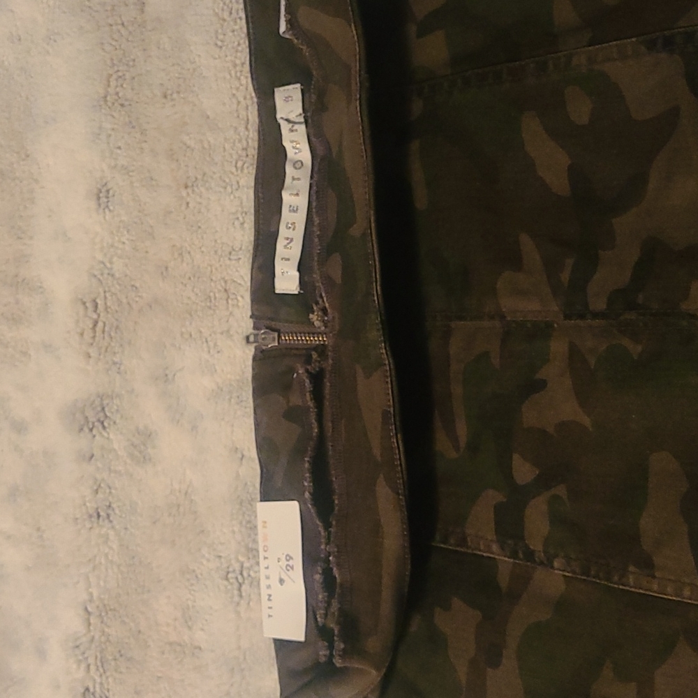 NWT !! Camouflage mini skirt. - Picture 3 of 4
